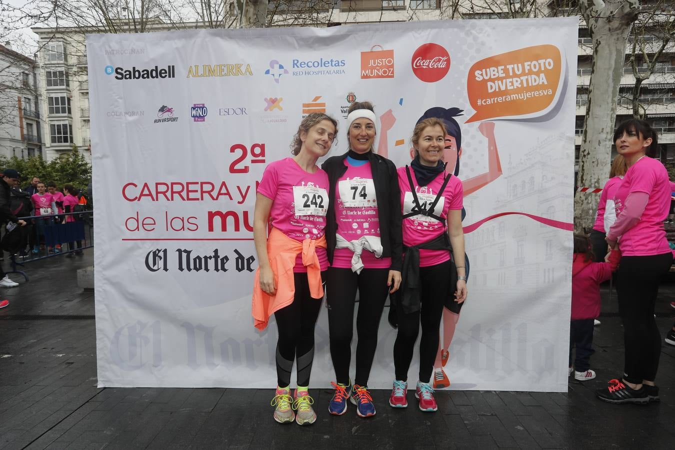 Más de 800 participantes se dieron cita en la Plaza Zorrilla para tomar parte de una marea rosa que tiñó de color las calles del centro de la ciudad