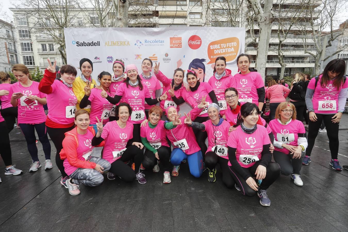 Más de 800 participantes se dieron cita en la Plaza Zorrilla para tomar parte de una marea rosa que tiñó de color las calles del centro de la ciudad