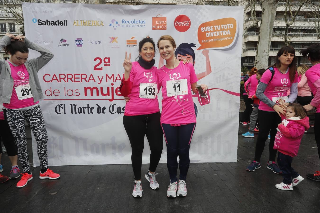 Más de 800 participantes se dieron cita en la Plaza Zorrilla para tomar parte de una marea rosa que tiñó de color las calles del centro de la ciudad