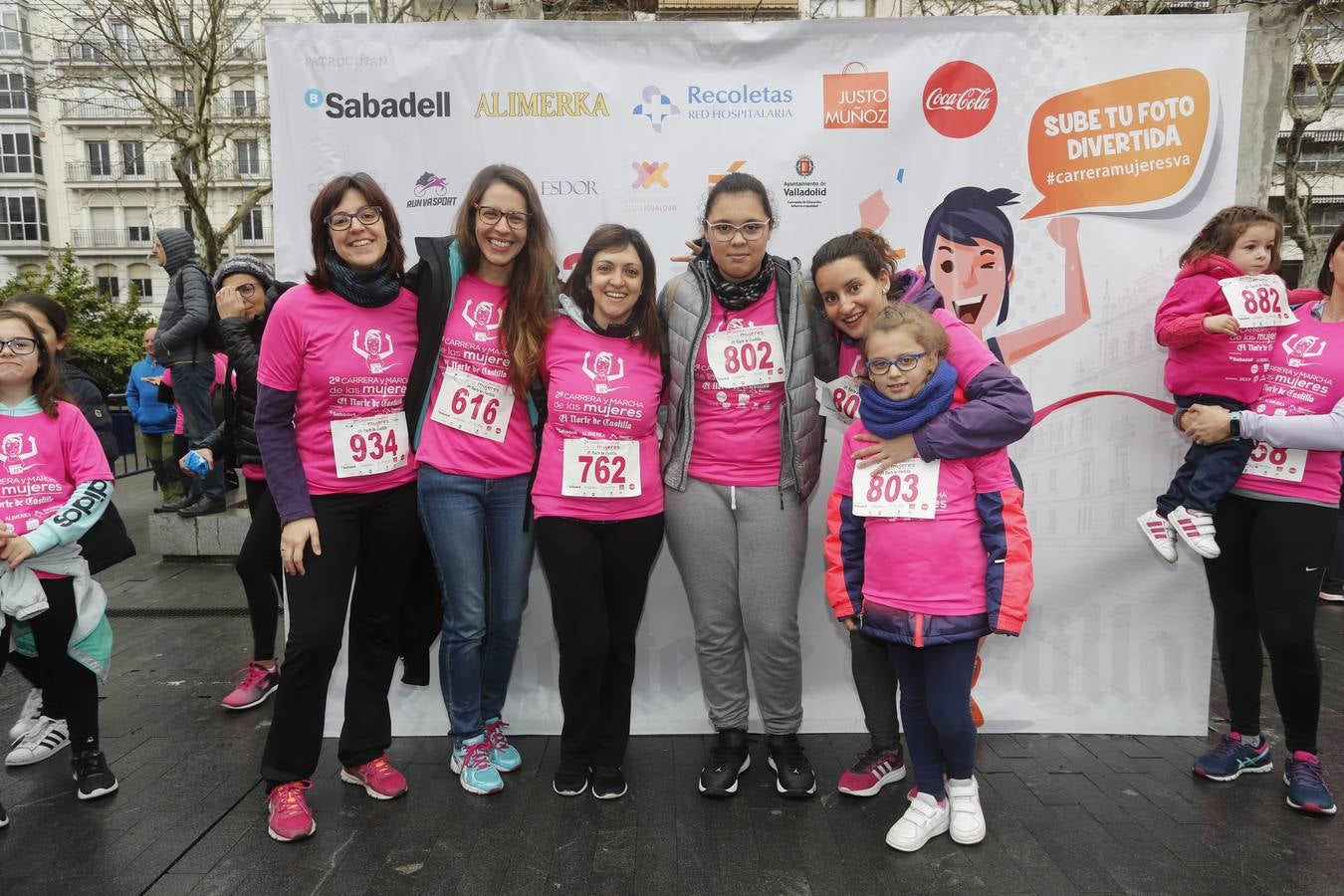 Más de 800 participantes se dieron cita en la Plaza Zorrilla para tomar parte de una marea rosa que tiñó de color las calles del centro de la ciudad