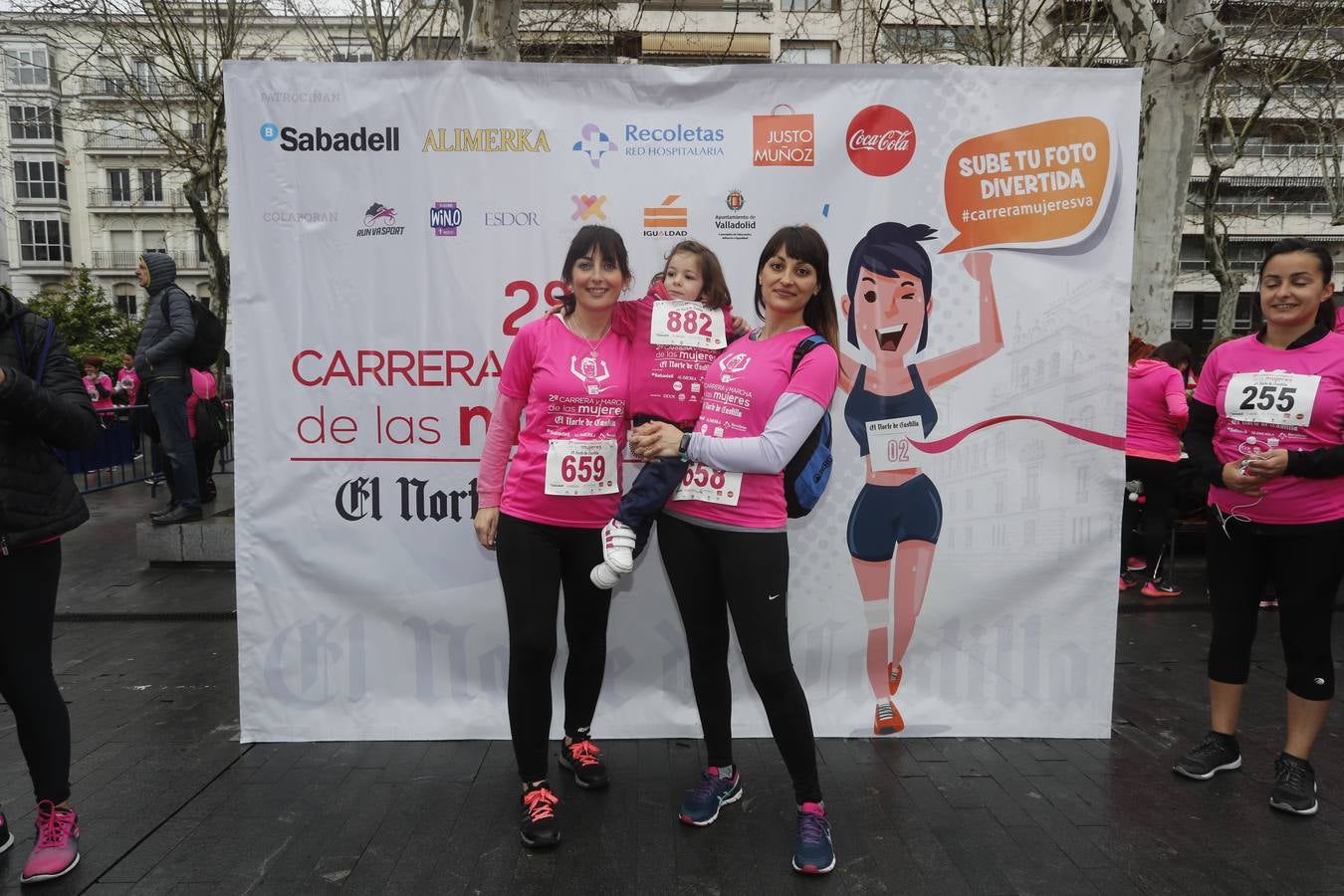 Más de 800 participantes se dieron cita en la Plaza Zorrilla para tomar parte de una marea rosa que tiñó de color las calles del centro de la ciudad