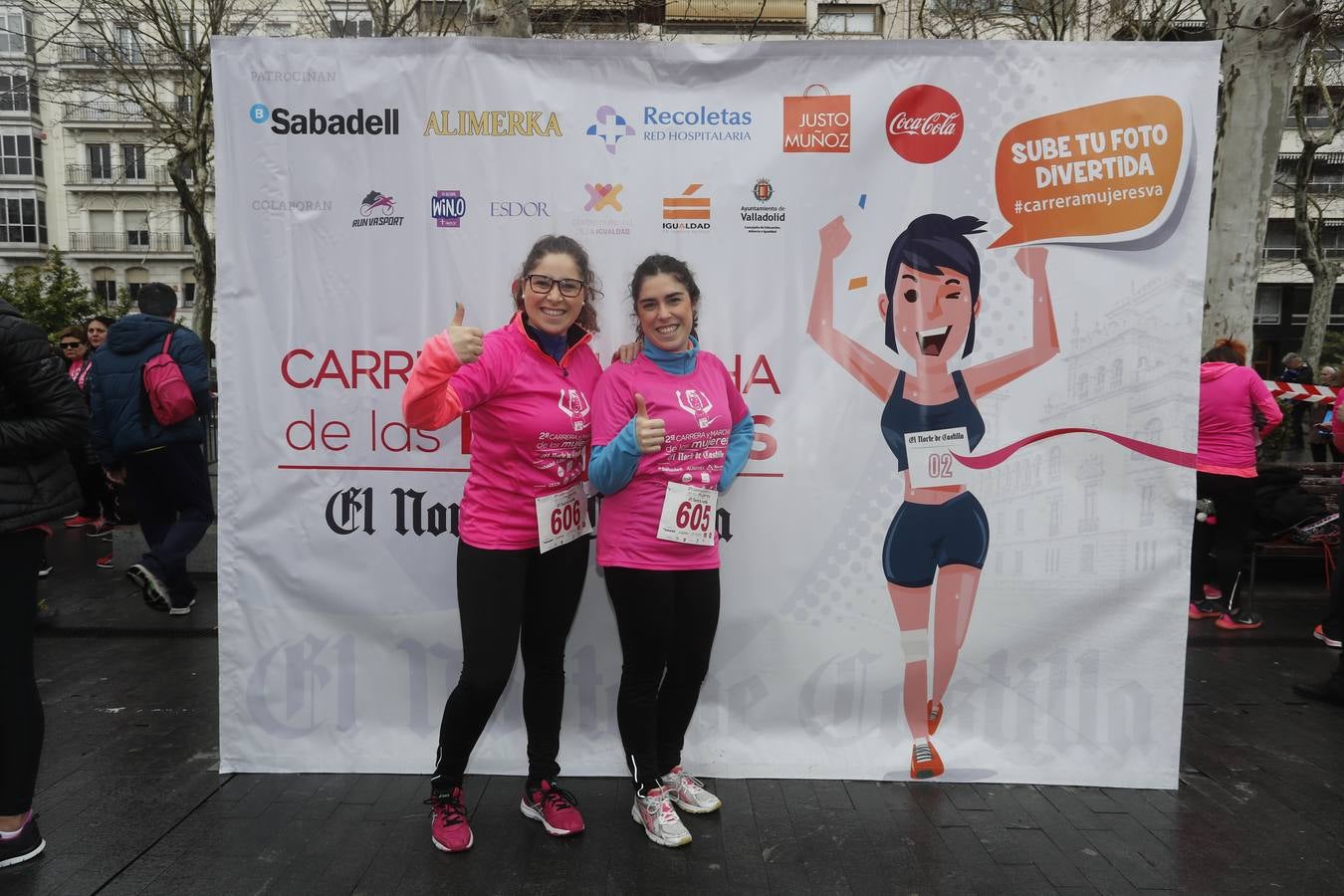 Más de 800 participantes se dieron cita en la Plaza Zorrilla para tomar parte de una marea rosa que tiñó de color las calles del centro de la ciudad