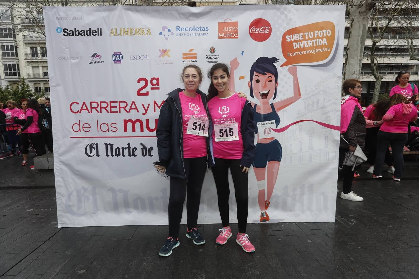 Más de 800 participantes se dieron cita en la Plaza Zorrilla para tomar parte de una marea rosa que tiñó de color las calles del centro de la ciudad