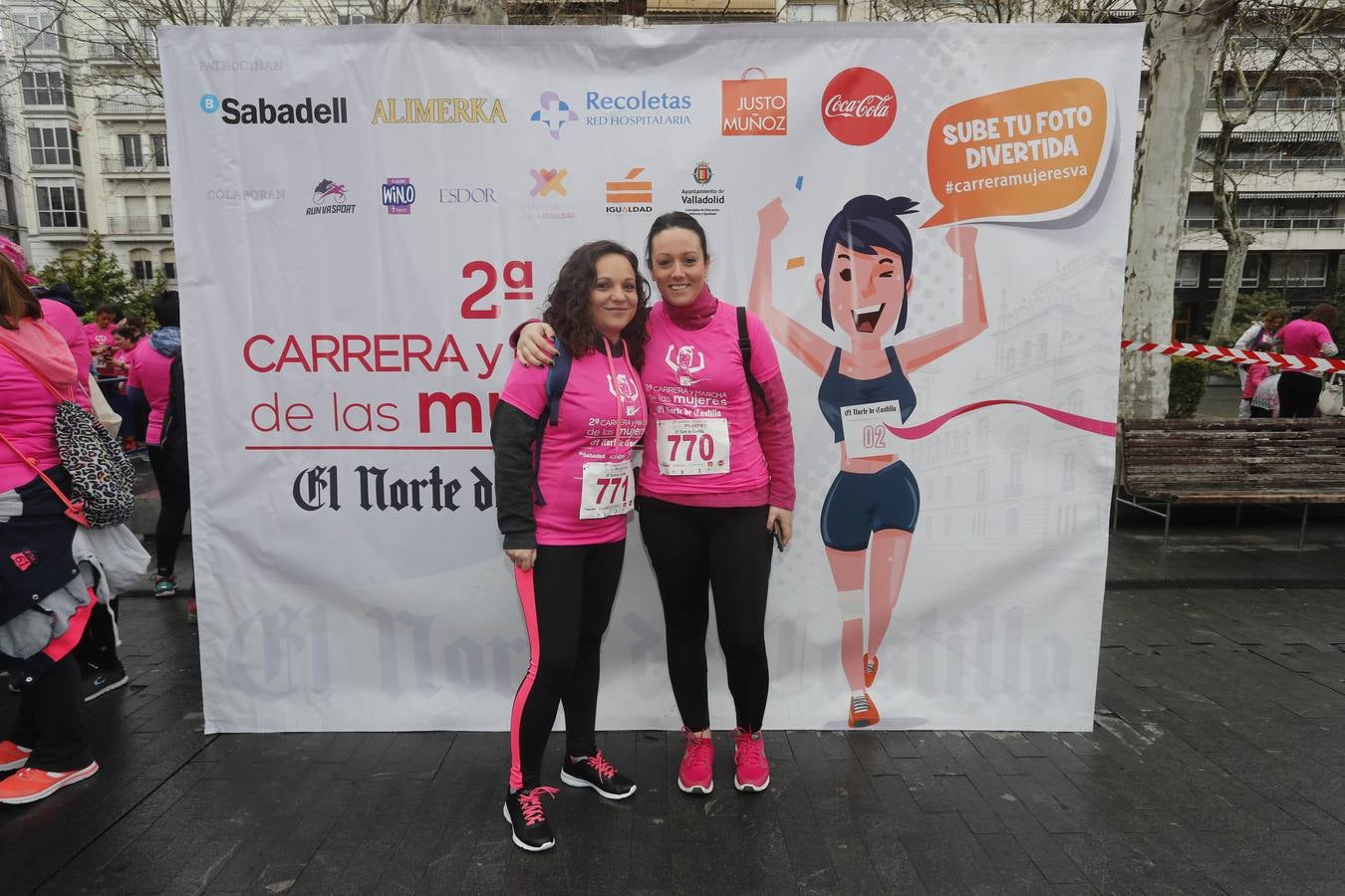 Más de 800 participantes se dieron cita en la Plaza Zorrilla para tomar parte de una marea rosa que tiñó de color las calles del centro de la ciudad