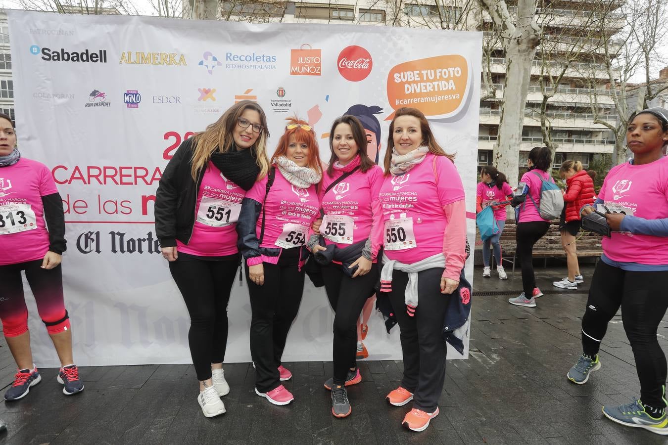 Más de 800 participantes se dieron cita en la Plaza Zorrilla para tomar parte de una marea rosa que tiñó de color las calles del centro de la ciudad