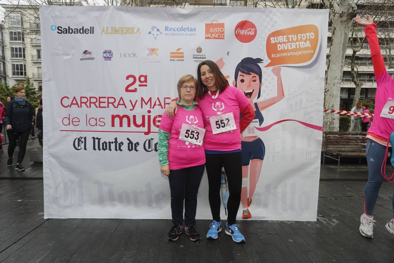 Más de 800 participantes se dieron cita en la Plaza Zorrilla para tomar parte de una marea rosa que tiñó de color las calles del centro de la ciudad