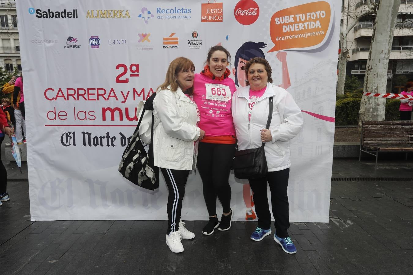 Más de 800 participantes se dieron cita en la Plaza Zorrilla para tomar parte de una marea rosa que tiñó de color las calles del centro de la ciudad