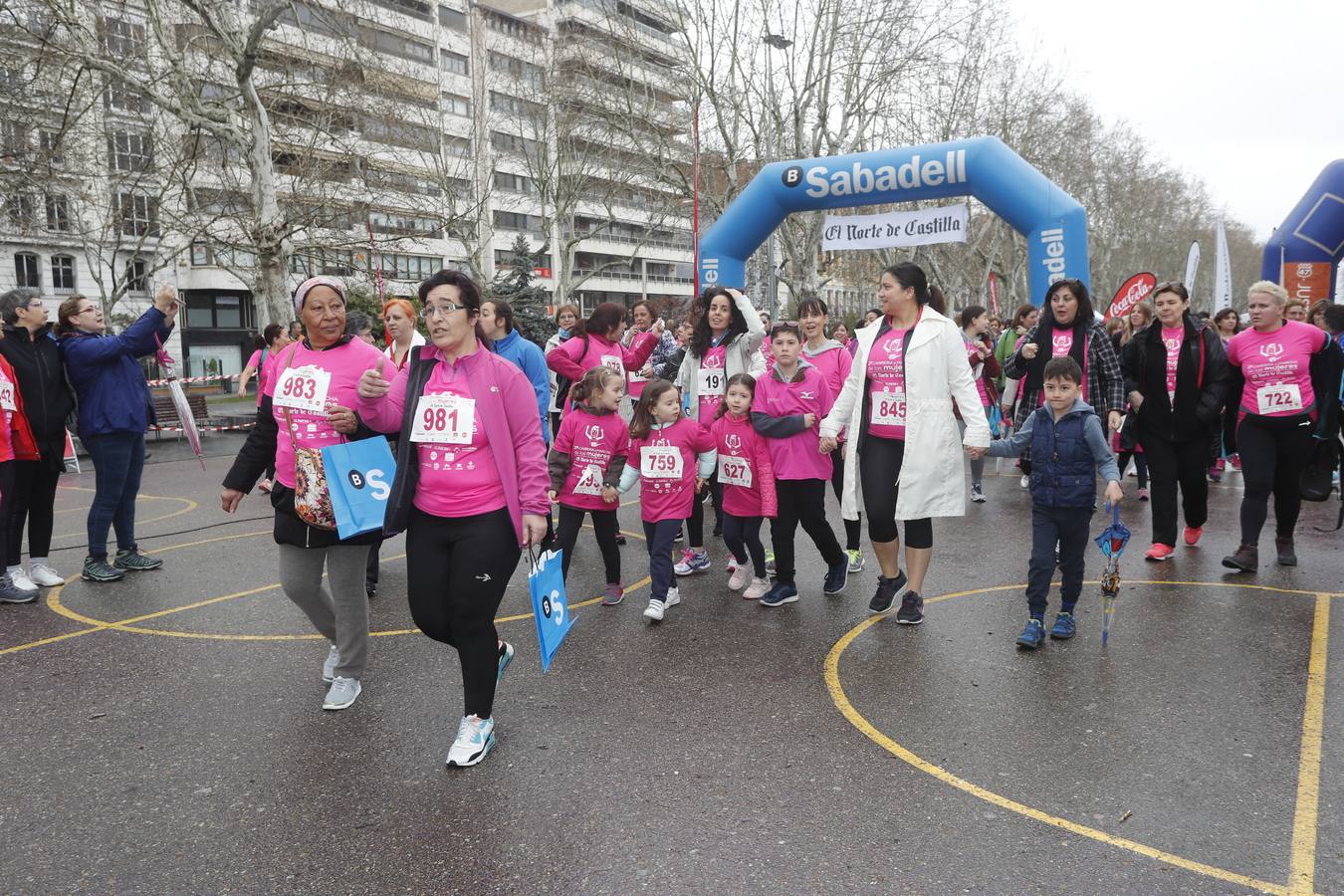 Más de 800 participantes se dieron cita en la Plaza Zorrilla para tomar parte de una marea rosa que tiñó de color las calles del centro de la ciudad