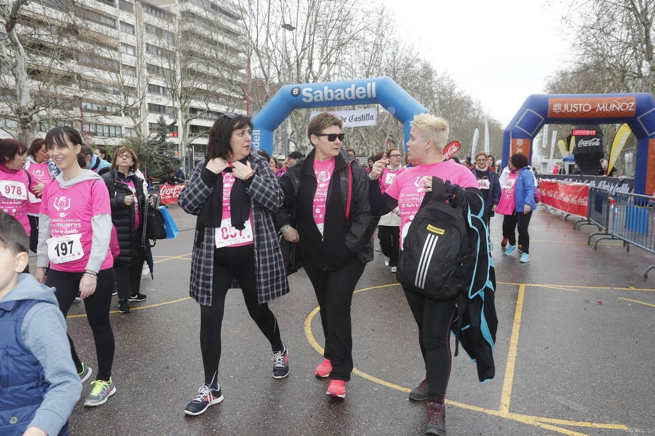 Más de 800 participantes se dieron cita en la Plaza Zorrilla para tomar parte de una marea rosa que tiñó de color las calles del centro de la ciudad