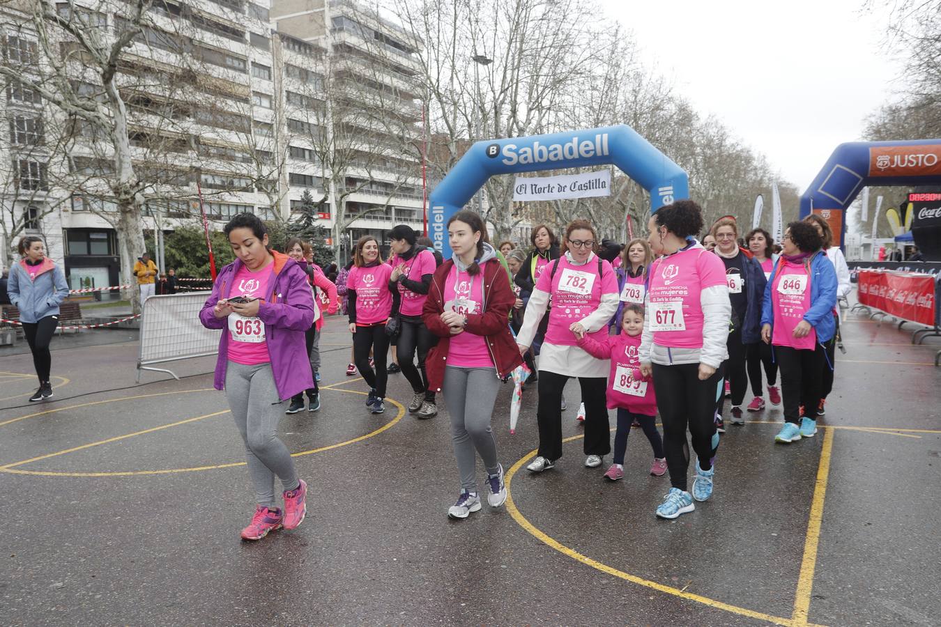 Más de 800 participantes se dieron cita en la Plaza Zorrilla para tomar parte de una marea rosa que tiñó de color las calles del centro de la ciudad