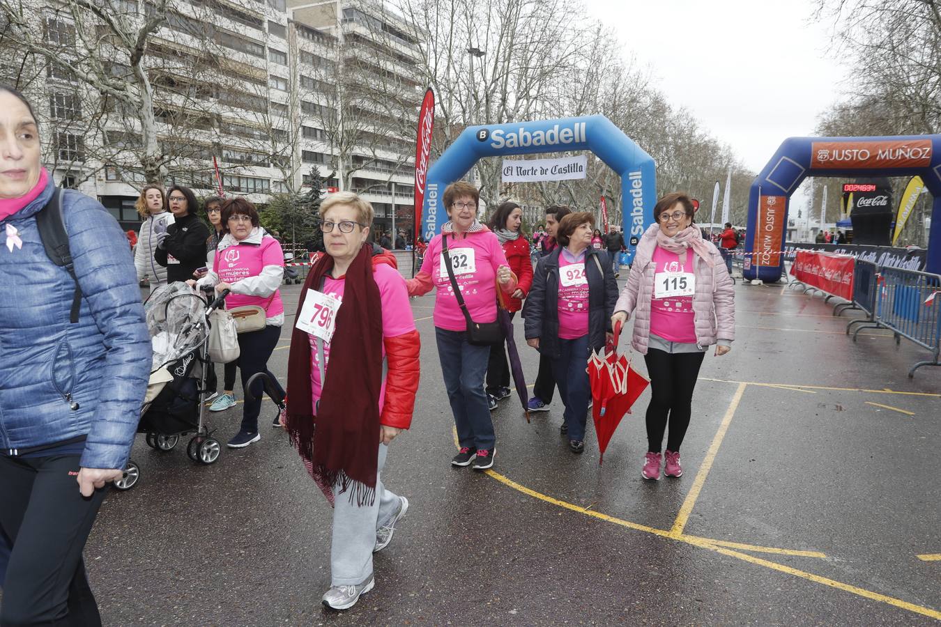 Más de 800 participantes se dieron cita en la Plaza Zorrilla para tomar parte de una marea rosa que tiñó de color las calles del centro de la ciudad