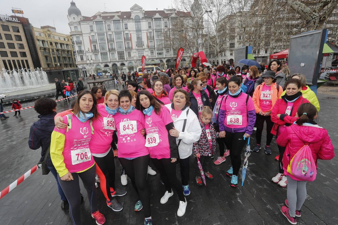 Más de 800 participantes se dieron cita en la Plaza Zorrilla para tomar parte de una marea rosa que tiñó de color las calles del centro de la ciudad