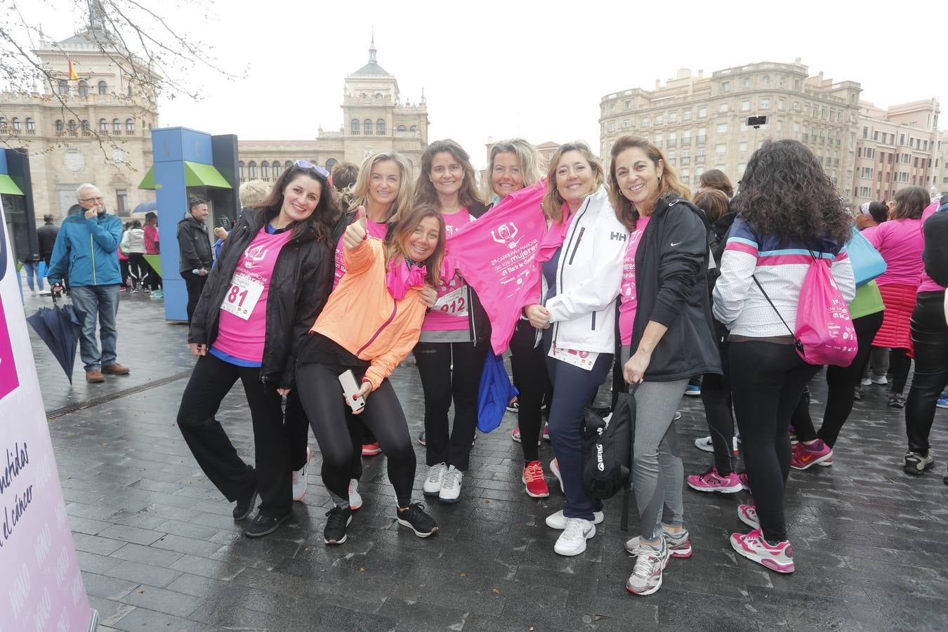 Más de 800 participantes se dieron cita en la Plaza Zorrilla para tomar parte de una marea rosa que tiñó de color las calles del centro de la ciudad