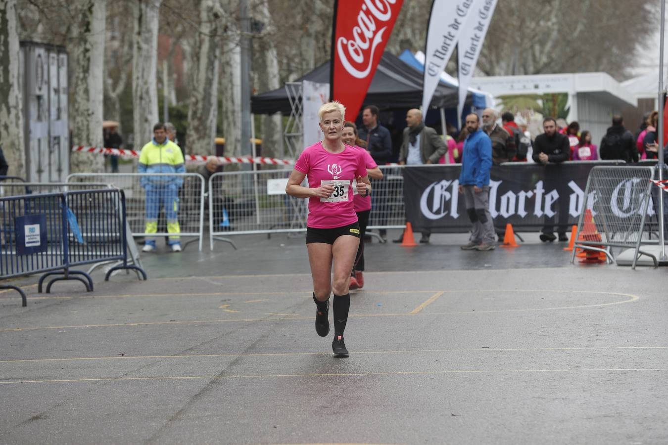 Más de 800 participantes se dieron cita en la Plaza Zorrilla para tomar parte de una marea rosa que tiñó de color las calles del centro de la ciudad