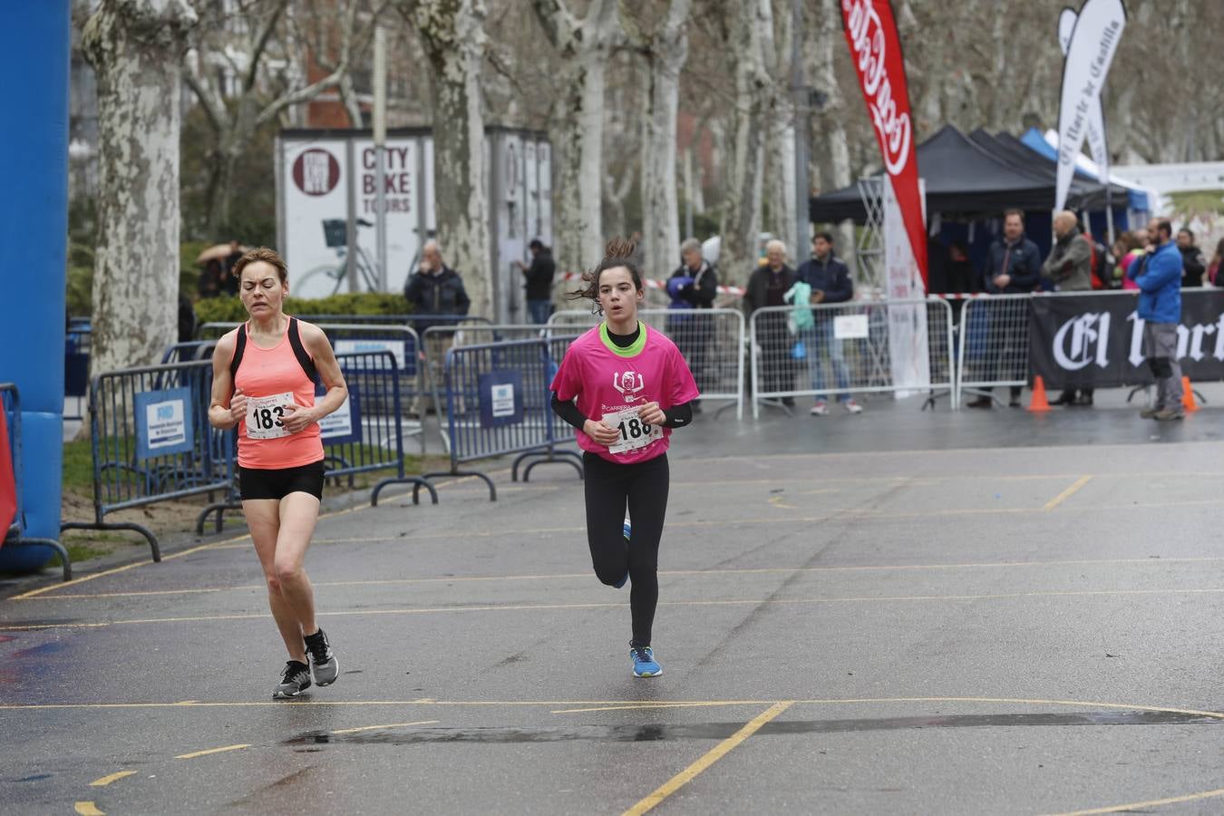 Más de 800 participantes se dieron cita en la Plaza Zorrilla para tomar parte de una marea rosa que tiñó de color las calles del centro de la ciudad