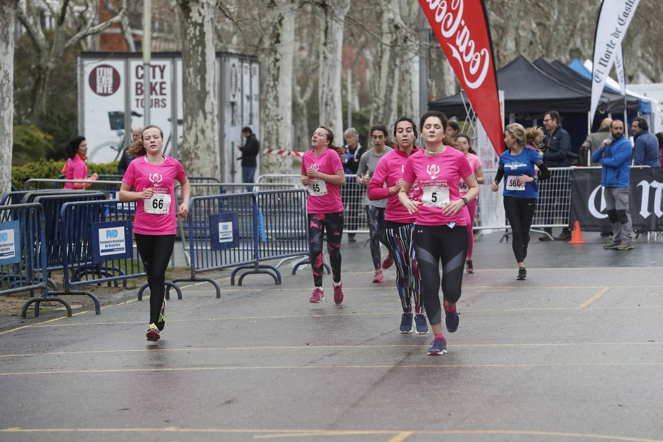 Más de 800 participantes se dieron cita en la Plaza Zorrilla para tomar parte de una marea rosa que tiñó de color las calles del centro de la ciudad