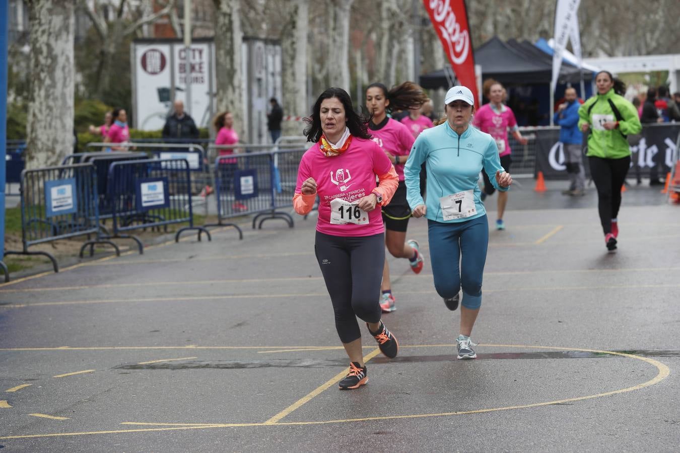 Más de 800 participantes se dieron cita en la Plaza Zorrilla para tomar parte de una marea rosa que tiñó de color las calles del centro de la ciudad