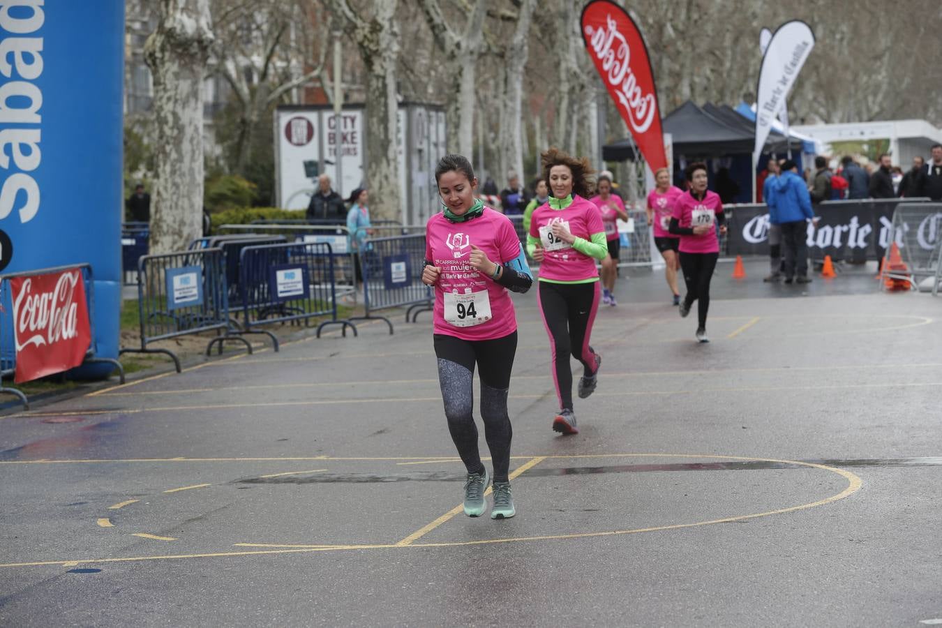 Más de 800 participantes se dieron cita en la Plaza Zorrilla para tomar parte de una marea rosa que tiñó de color las calles del centro de la ciudad