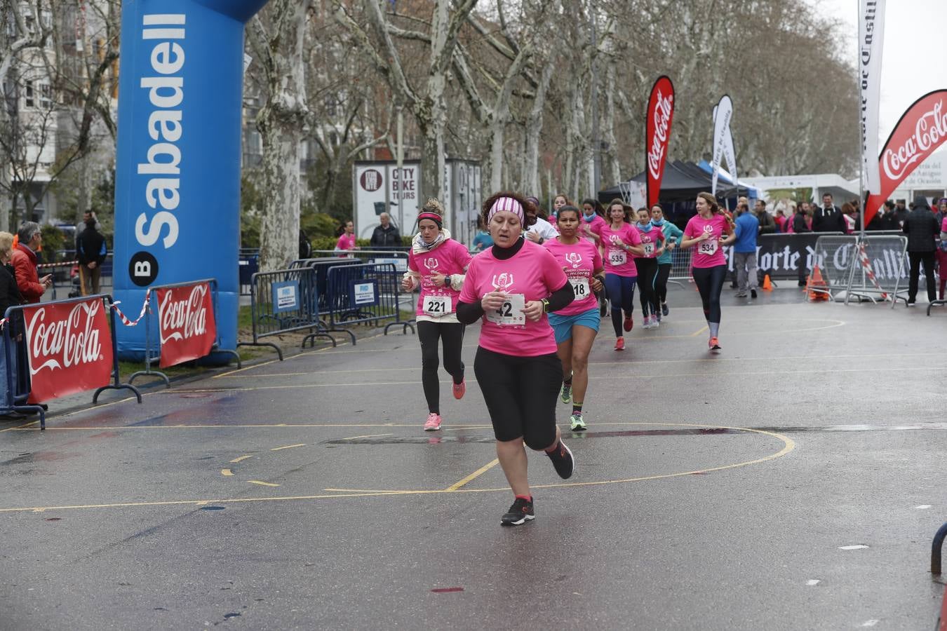 Más de 800 participantes se dieron cita en la Plaza Zorrilla para tomar parte de una marea rosa que tiñó de color las calles del centro de la ciudad