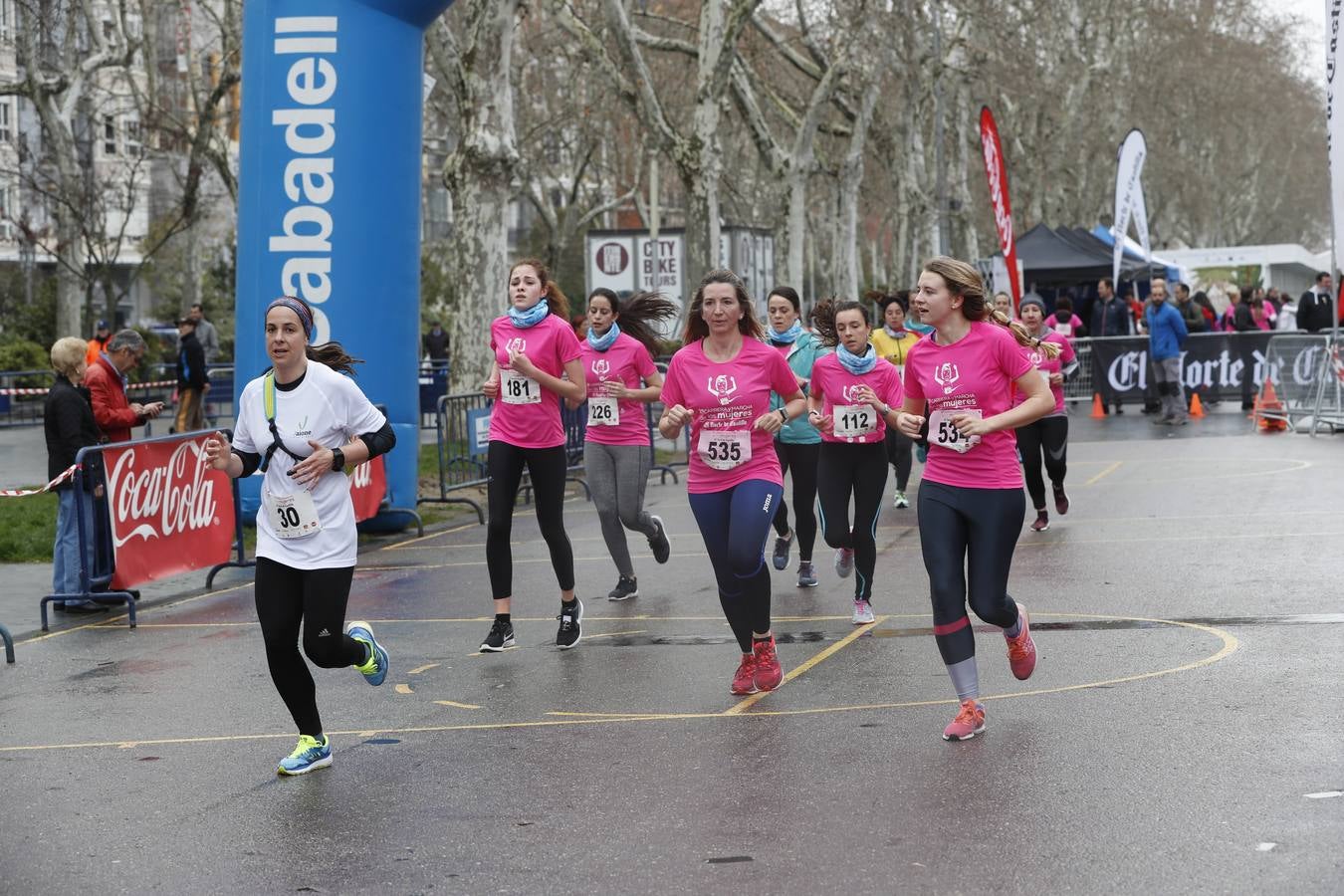 Más de 800 participantes se dieron cita en la Plaza Zorrilla para tomar parte de una marea rosa que tiñó de color las calles del centro de la ciudad