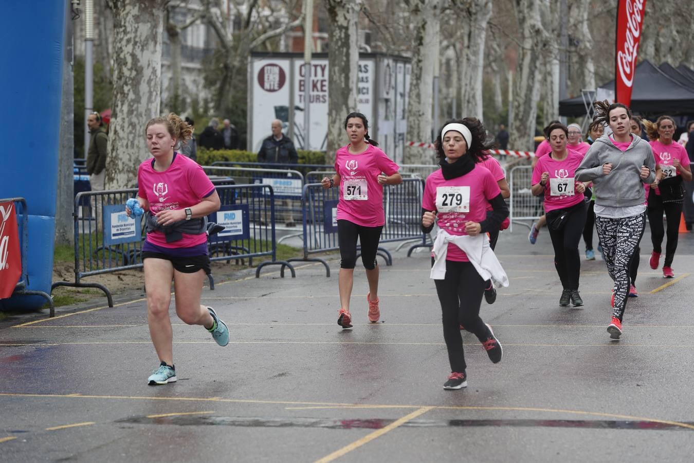 Más de 800 participantes se dieron cita en la Plaza Zorrilla para tomar parte de una marea rosa que tiñó de color las calles del centro de la ciudad