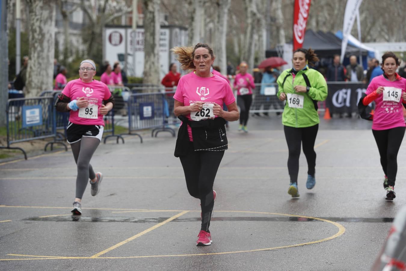 Más de 800 participantes se dieron cita en la Plaza Zorrilla para tomar parte de una marea rosa que tiñó de color las calles del centro de la ciudad