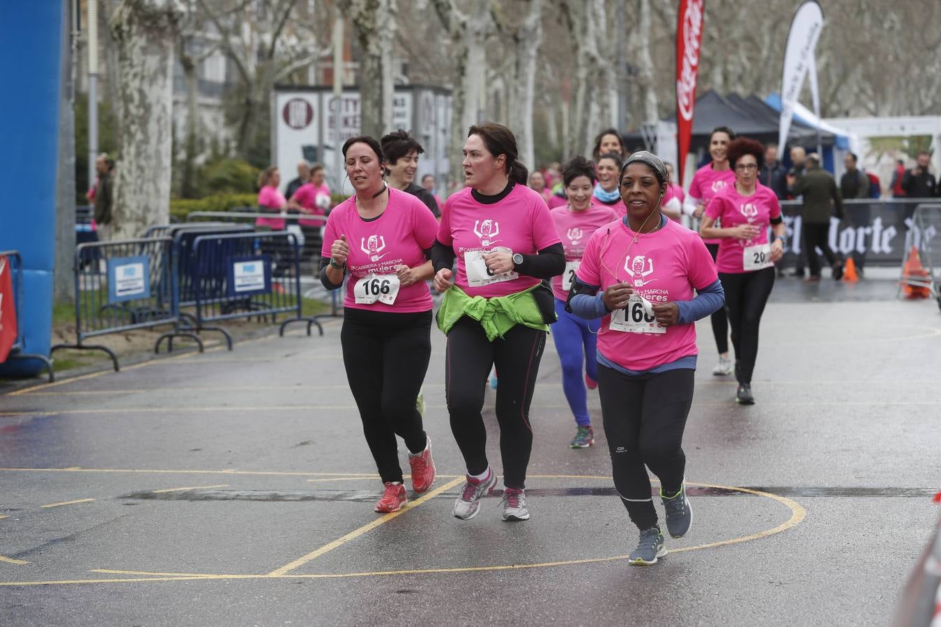 Más de 800 participantes se dieron cita en la Plaza Zorrilla para tomar parte de una marea rosa que tiñó de color las calles del centro de la ciudad