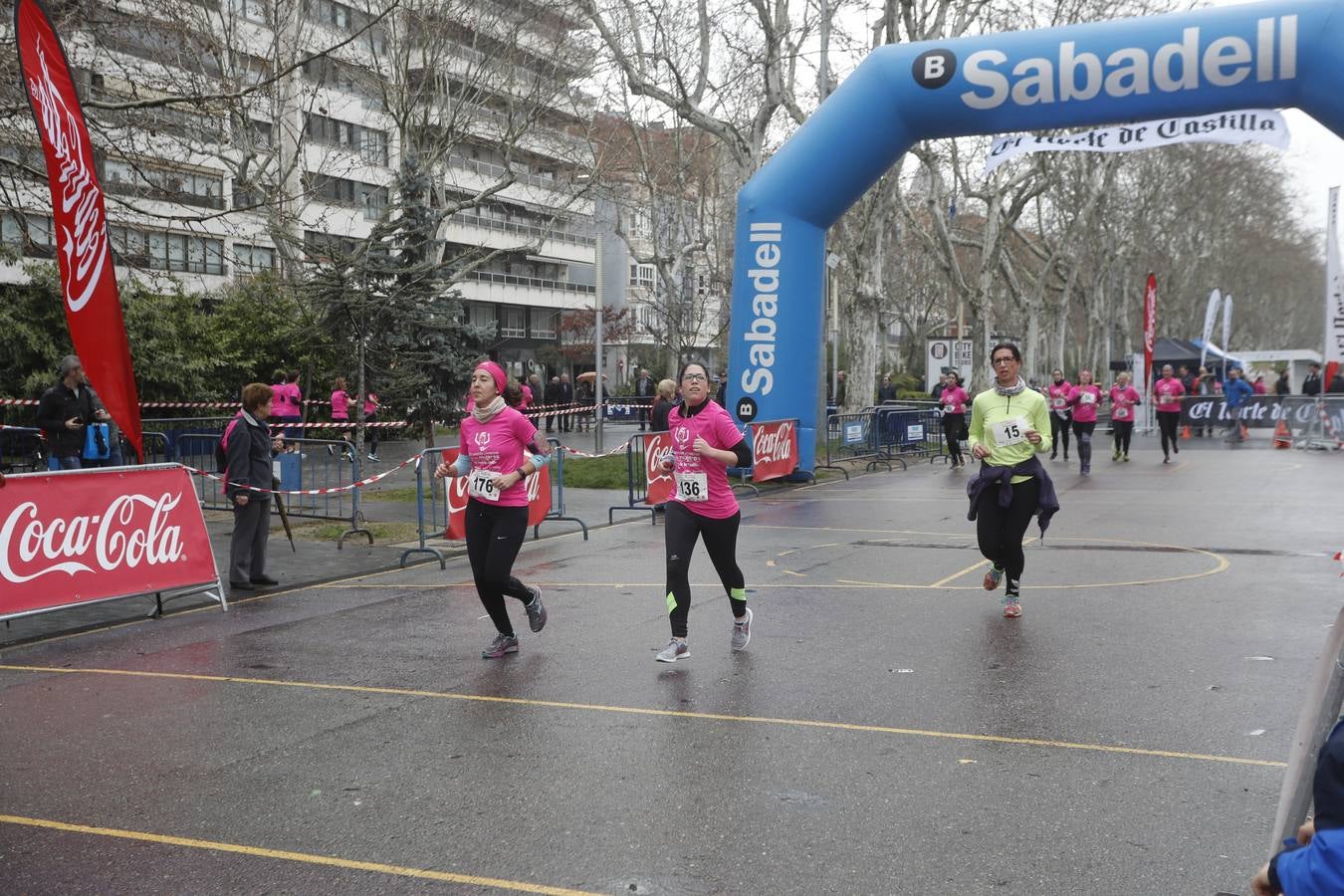 Más de 800 participantes se dieron cita en la Plaza Zorrilla para tomar parte de una marea rosa que tiñó de color las calles del centro de la ciudad