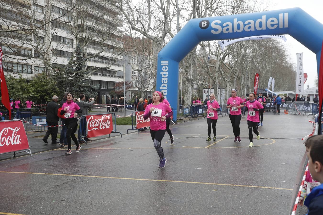 Más de 800 participantes se dieron cita en la Plaza Zorrilla para tomar parte de una marea rosa que tiñó de color las calles del centro de la ciudad