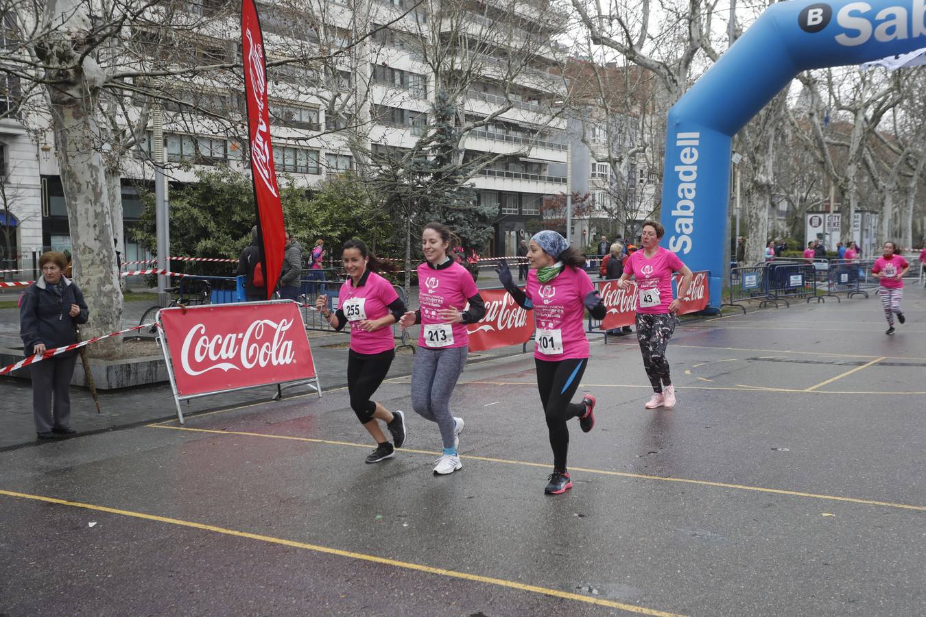 Más de 800 participantes se dieron cita en la Plaza Zorrilla para tomar parte de una marea rosa que tiñó de color las calles del centro de la ciudad