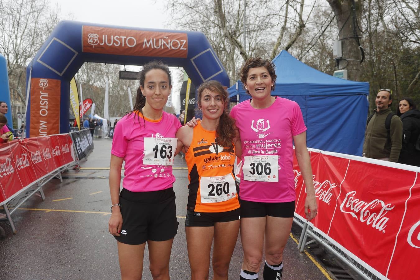 Más de 800 participantes se dieron cita en la Plaza Zorrilla para tomar parte de una marea rosa que tiñó de color las calles del centro de la ciudad