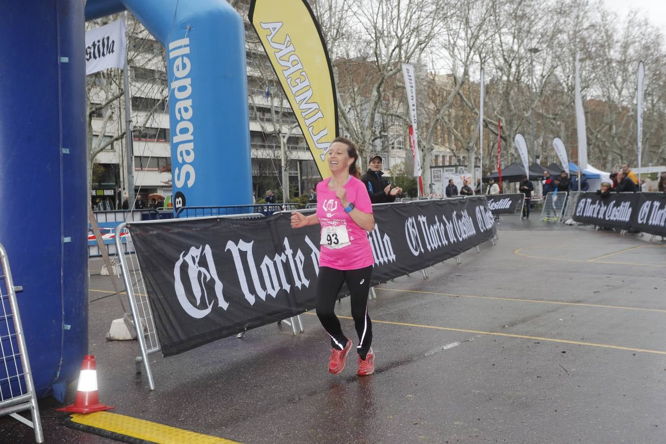 Más de 800 participantes se dieron cita en la Plaza Zorrilla para tomar parte de una marea rosa que tiñó de color las calles del centro de la ciudad