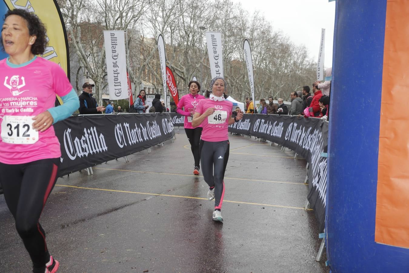 Más de 800 participantes se dieron cita en la Plaza Zorrilla para tomar parte de una marea rosa que tiñó de color las calles del centro de la ciudad