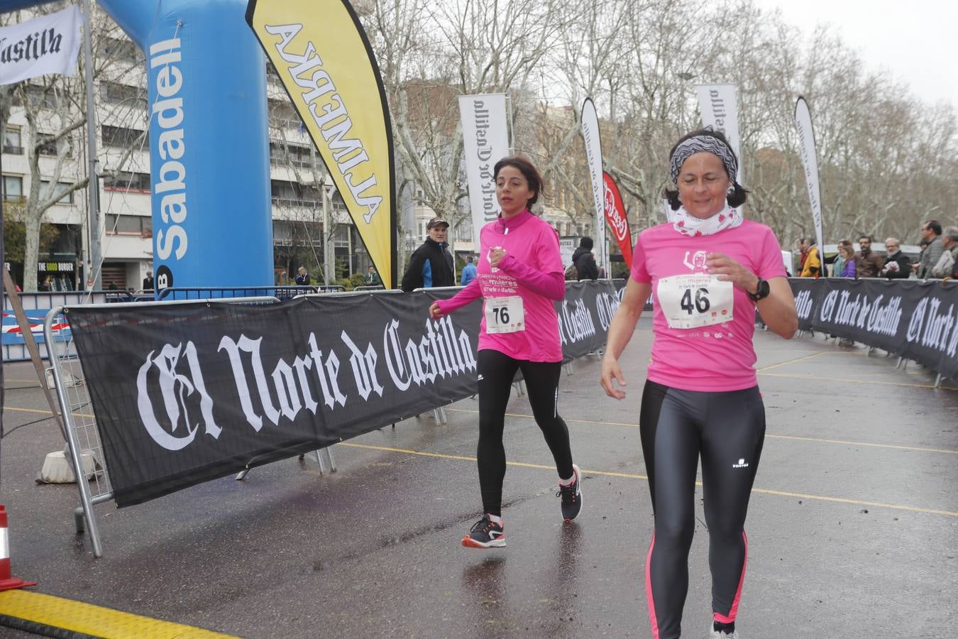 Más de 800 participantes se dieron cita en la Plaza Zorrilla para tomar parte de una marea rosa que tiñó de color las calles del centro de la ciudad