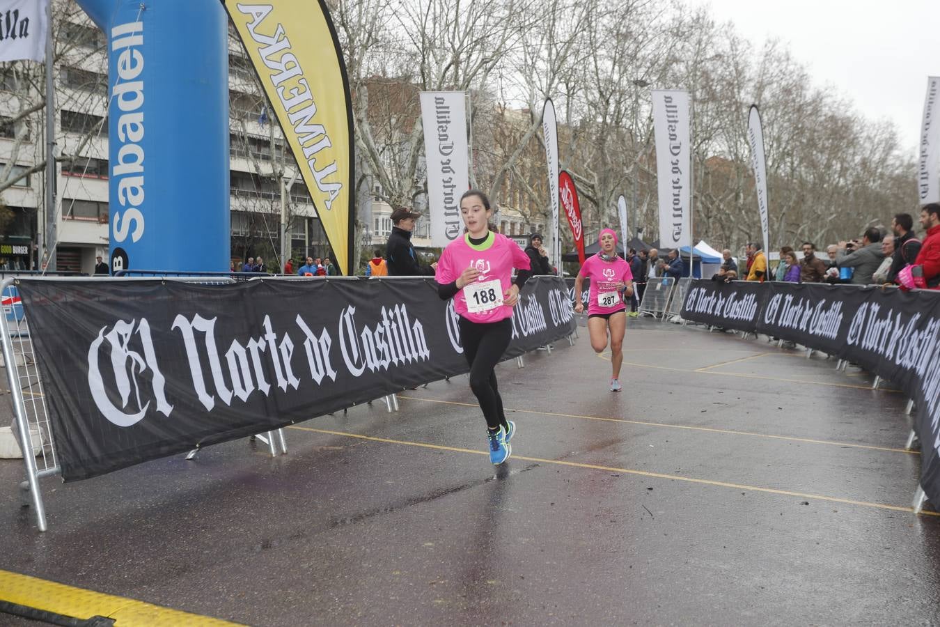 Más de 800 participantes se dieron cita en la Plaza Zorrilla para tomar parte de una marea rosa que tiñó de color las calles del centro de la ciudad