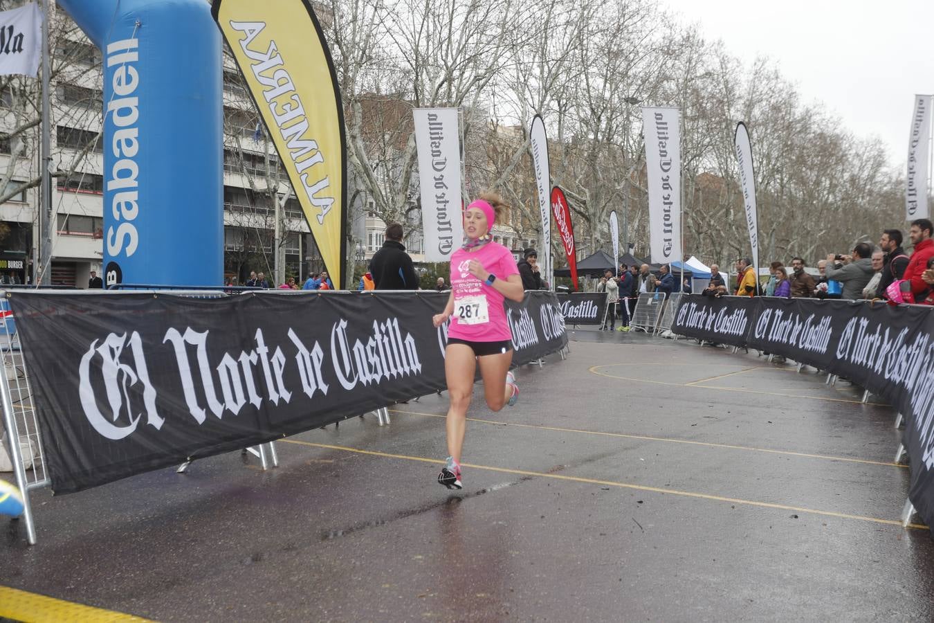 Más de 800 participantes se dieron cita en la Plaza Zorrilla para tomar parte de una marea rosa que tiñó de color las calles del centro de la ciudad