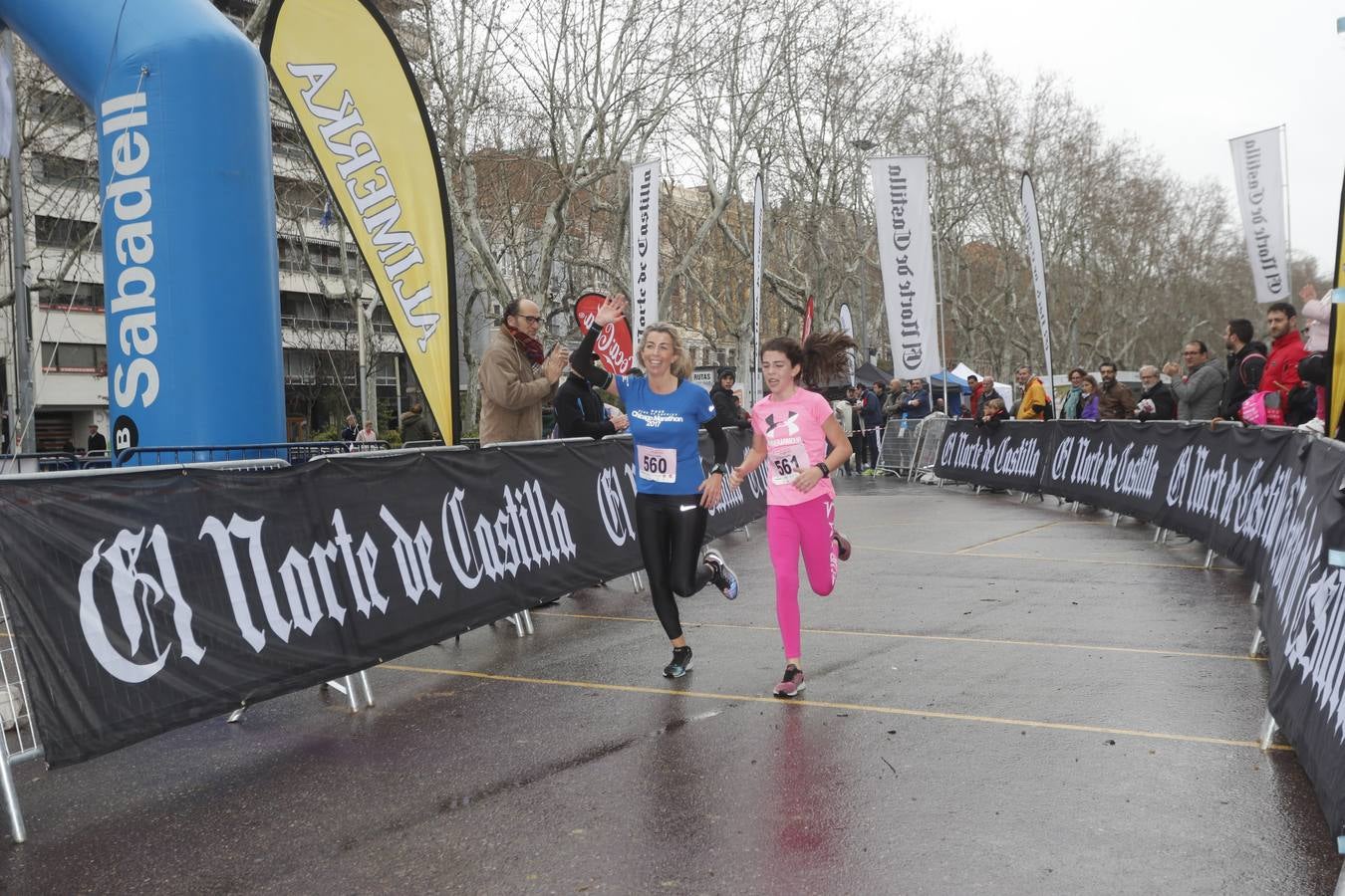 Más de 800 participantes se dieron cita en la Plaza Zorrilla para tomar parte de una marea rosa que tiñó de color las calles del centro de la ciudad