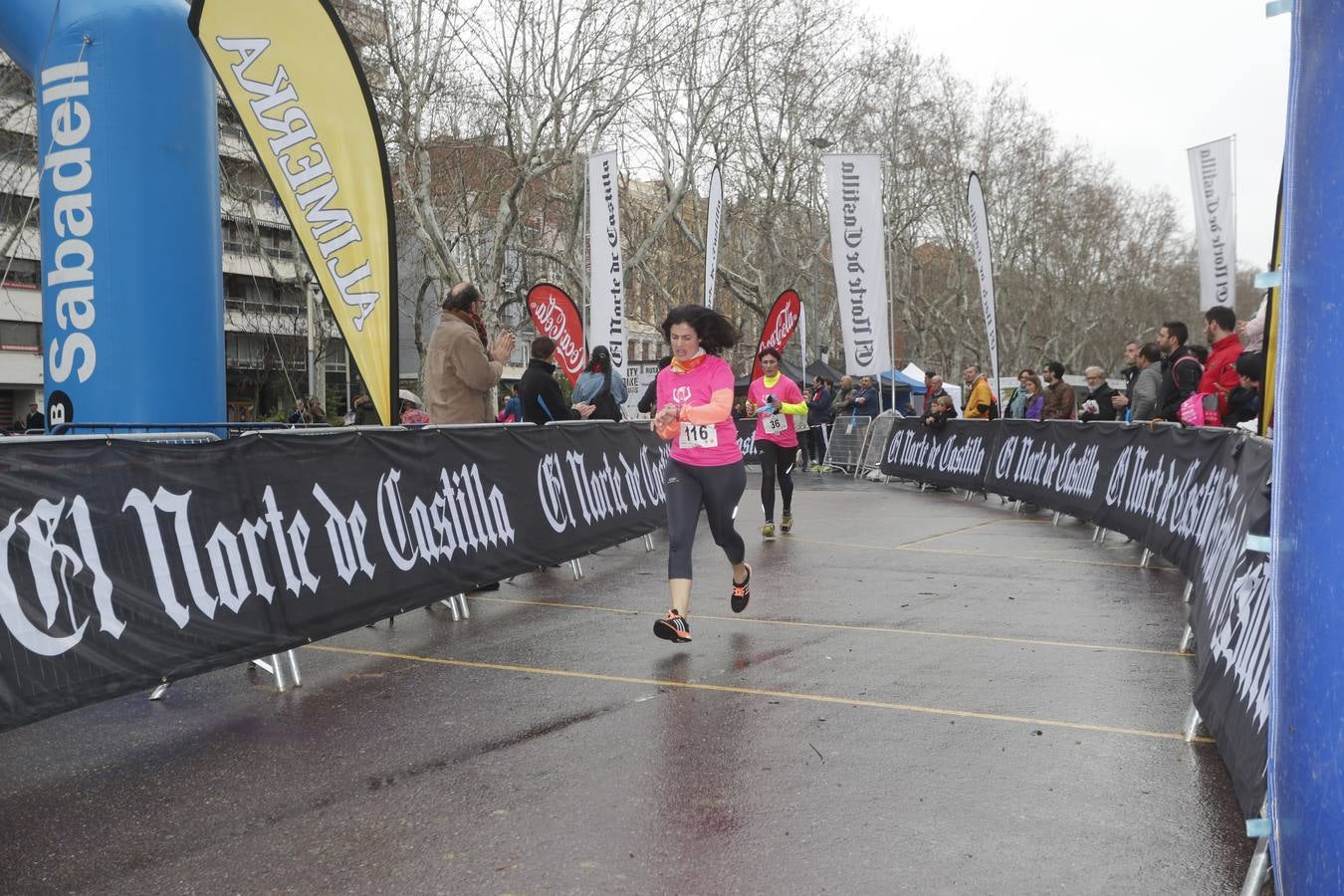 Más de 800 participantes se dieron cita en la Plaza Zorrilla para tomar parte de una marea rosa que tiñó de color las calles del centro de la ciudad