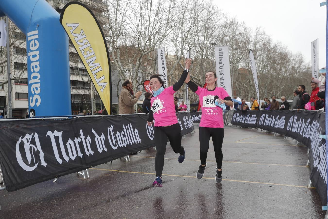 Más de 800 participantes se dieron cita en la Plaza Zorrilla para tomar parte de una marea rosa que tiñó de color las calles del centro de la ciudad