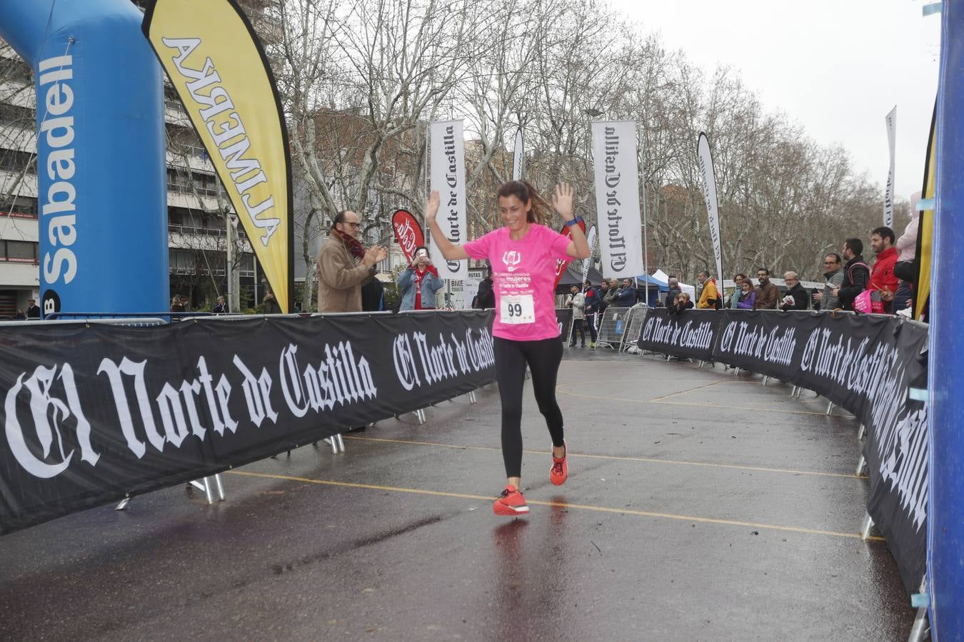 Más de 800 participantes se dieron cita en la Plaza Zorrilla para tomar parte de una marea rosa que tiñó de color las calles del centro de la ciudad