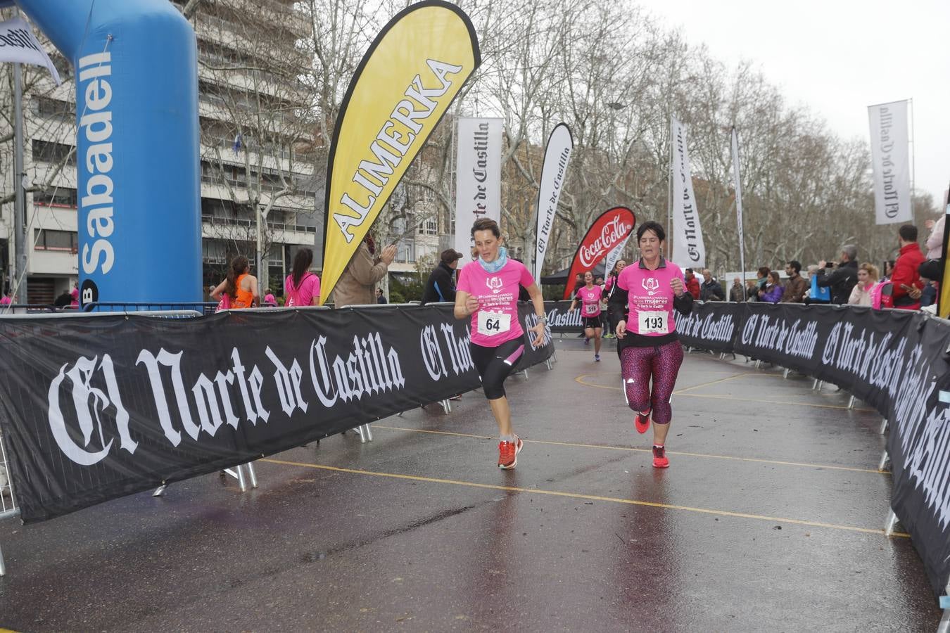 Más de 800 participantes se dieron cita en la Plaza Zorrilla para tomar parte de una marea rosa que tiñó de color las calles del centro de la ciudad