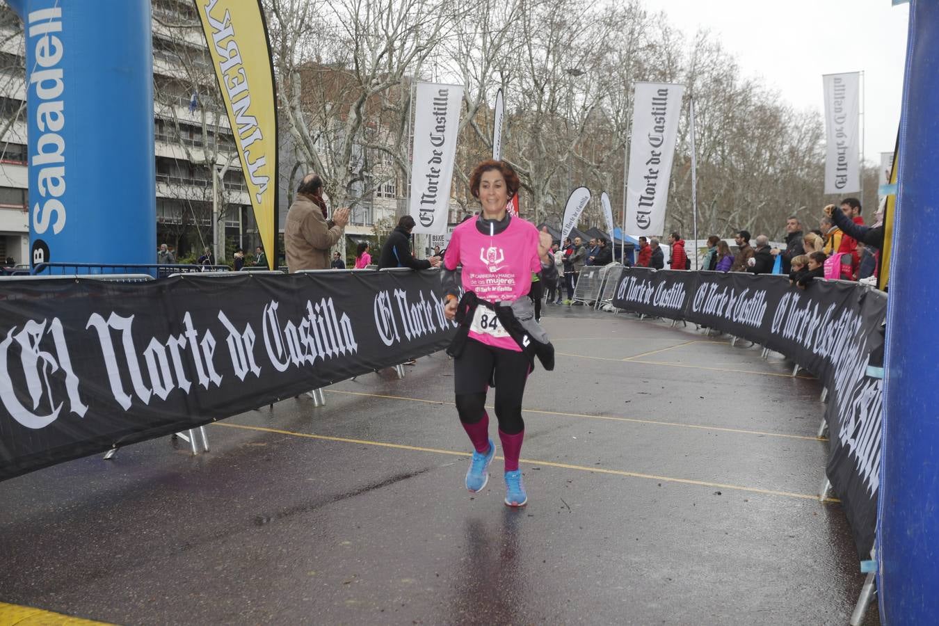 Más de 800 participantes se dieron cita en la Plaza Zorrilla para tomar parte de una marea rosa que tiñó de color las calles del centro de la ciudad