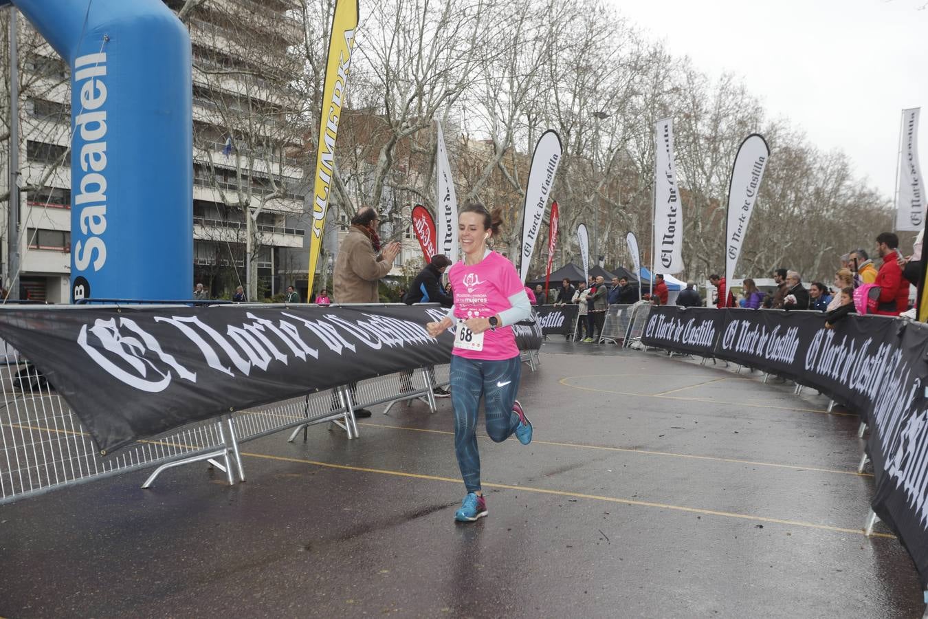 Más de 800 participantes se dieron cita en la Plaza Zorrilla para tomar parte de una marea rosa que tiñó de color las calles del centro de la ciudad