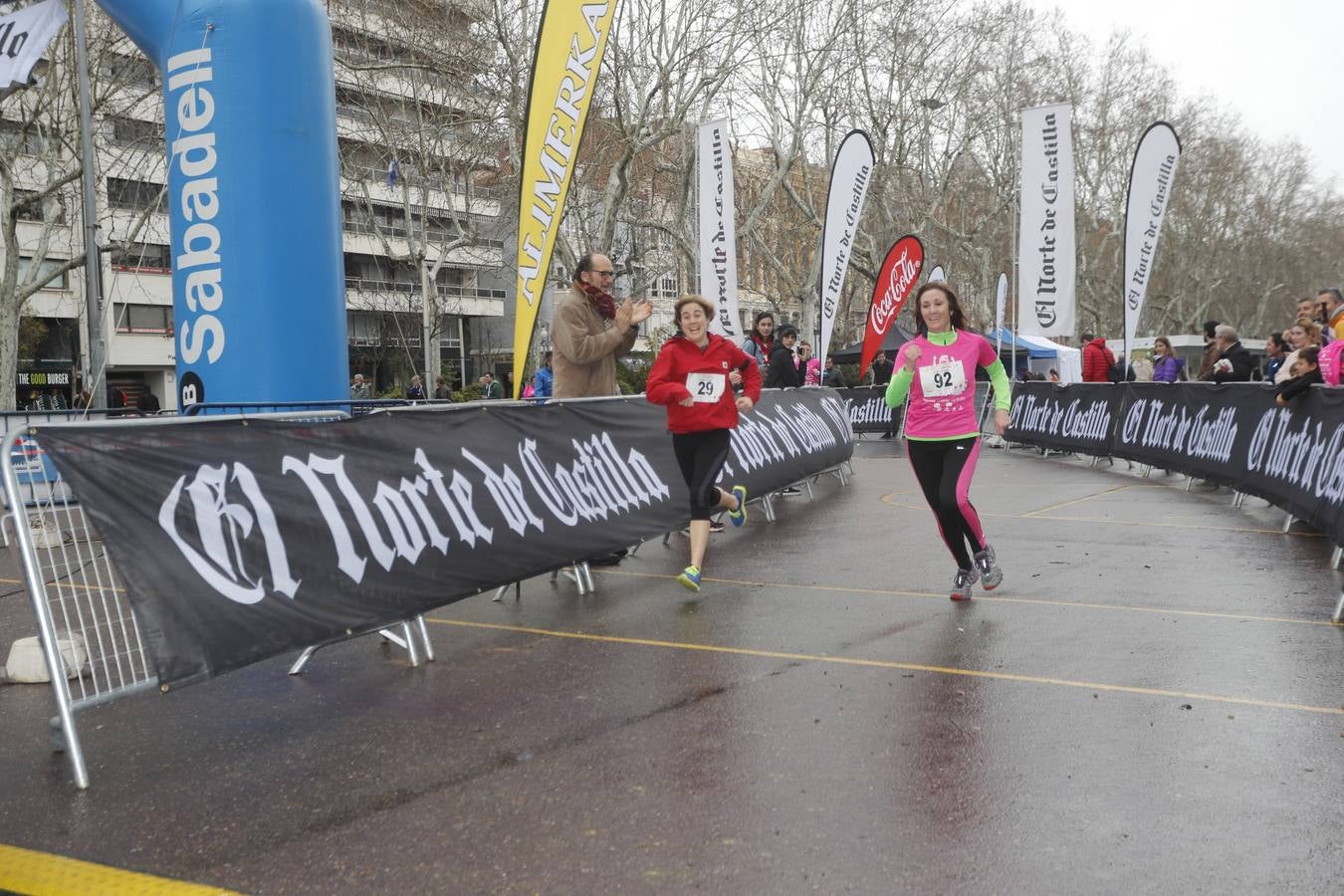 Más de 800 participantes se dieron cita en la Plaza Zorrilla para tomar parte de una marea rosa que tiñó de color las calles del centro de la ciudad