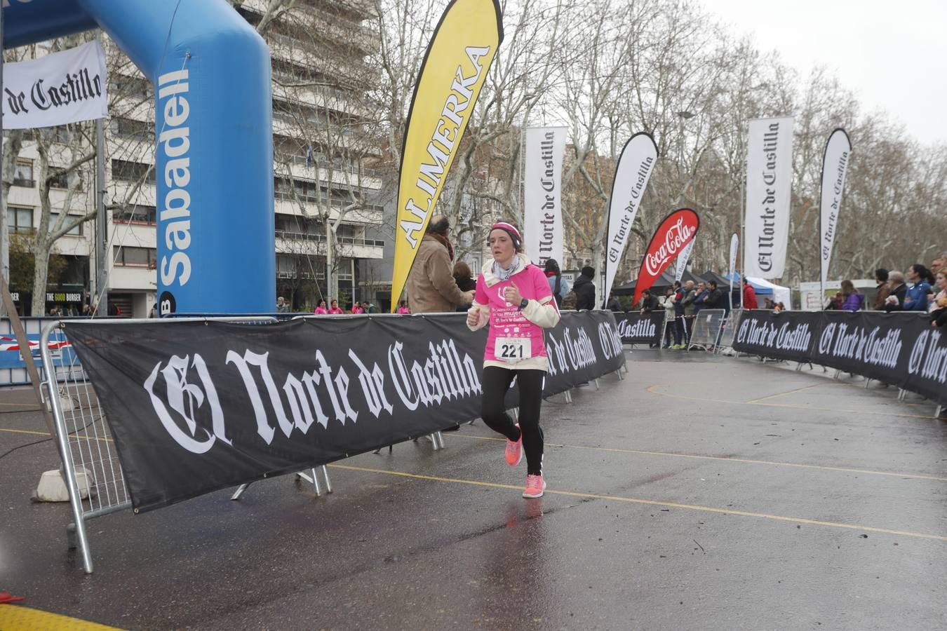 Más de 800 participantes se dieron cita en la Plaza Zorrilla para tomar parte de una marea rosa que tiñó de color las calles del centro de la ciudad