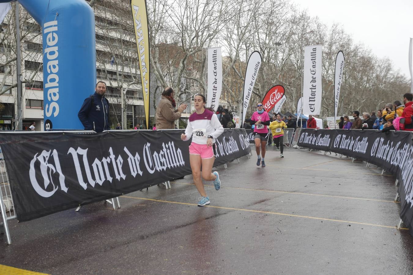 Más de 800 participantes se dieron cita en la Plaza Zorrilla para tomar parte de una marea rosa que tiñó de color las calles del centro de la ciudad