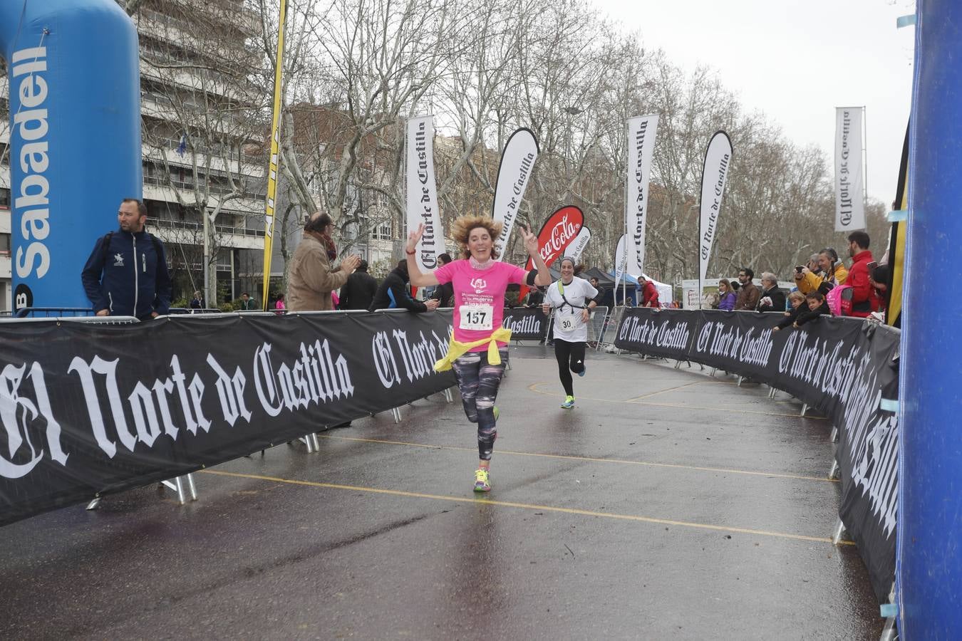 Más de 800 participantes se dieron cita en la Plaza Zorrilla para tomar parte de una marea rosa que tiñó de color las calles del centro de la ciudad