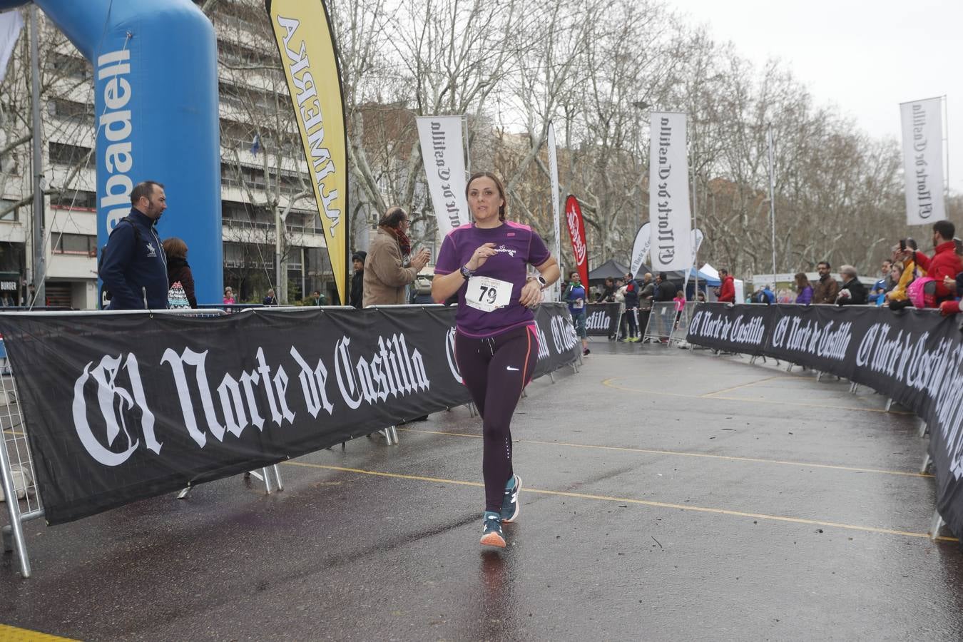 Más de 800 participantes se dieron cita en la Plaza Zorrilla para tomar parte de una marea rosa que tiñó de color las calles del centro de la ciudad