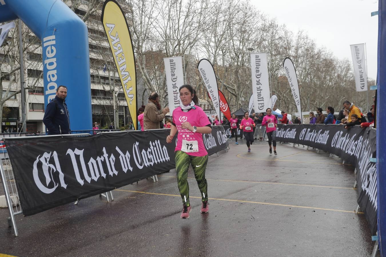 Más de 800 participantes se dieron cita en la Plaza Zorrilla para tomar parte de una marea rosa que tiñó de color las calles del centro de la ciudad