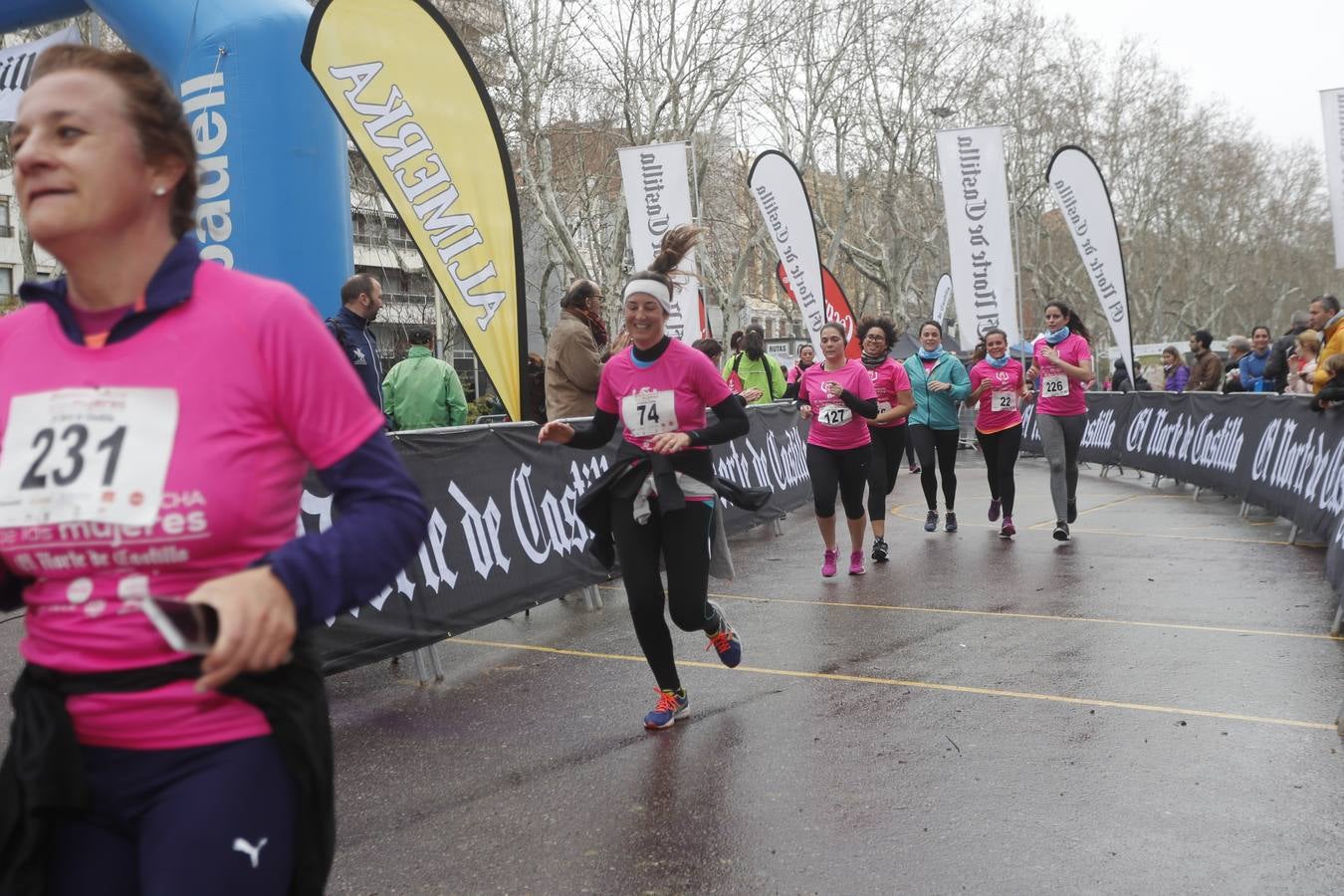 Más de 800 participantes se dieron cita en la Plaza Zorrilla para tomar parte de una marea rosa que tiñó de color las calles del centro de la ciudad